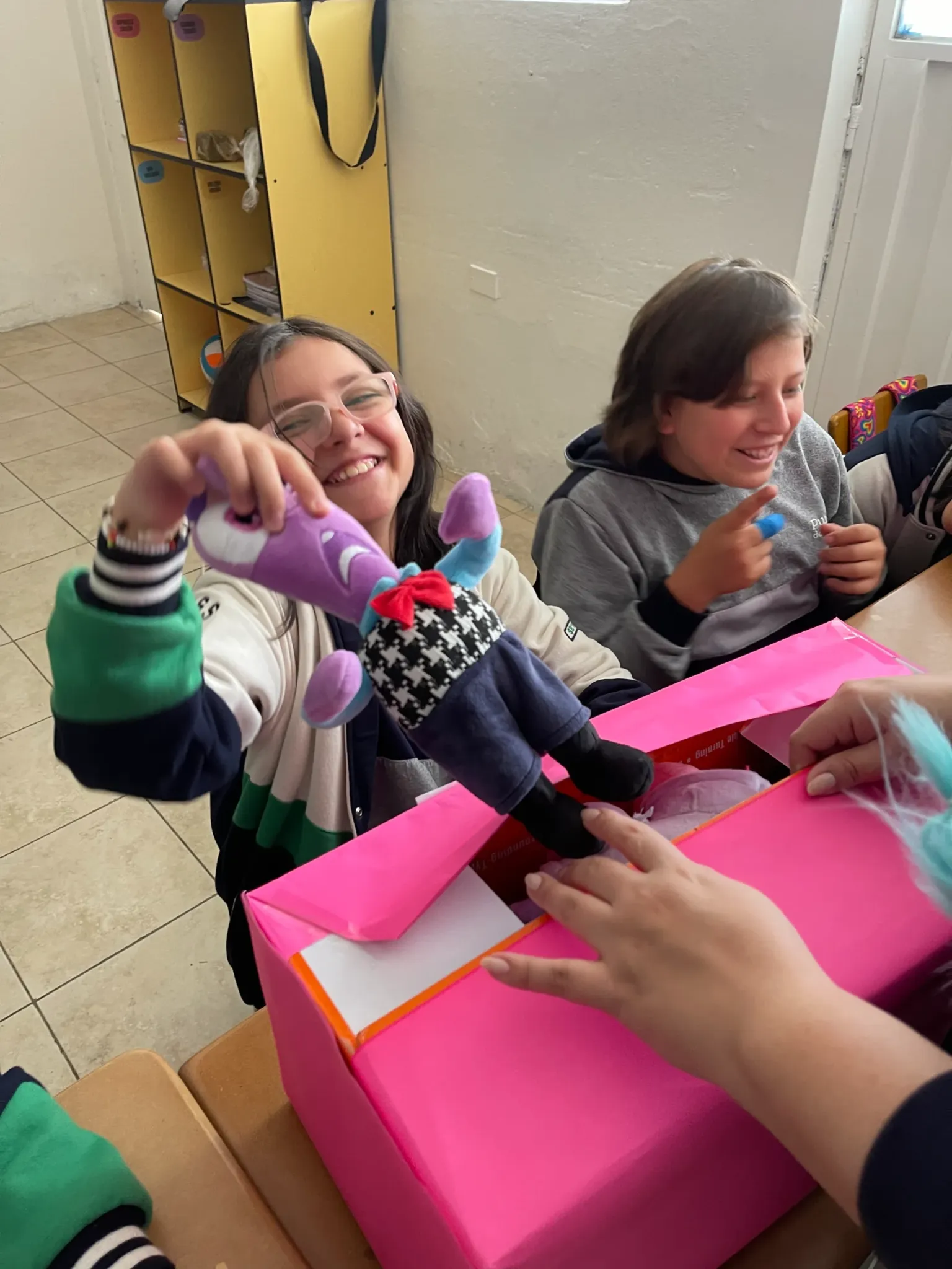 Estudiantes participando en una actividad de bienestar socioemocional