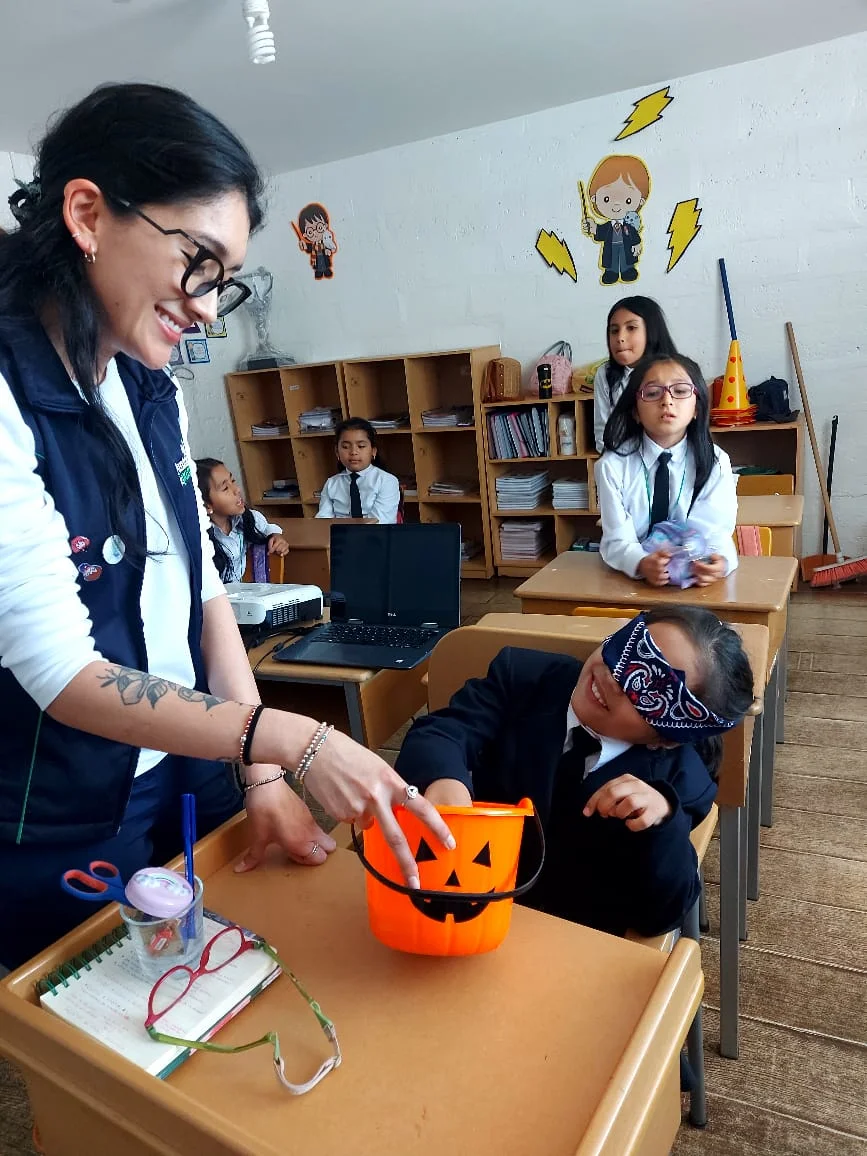 Profesional del DECE guiando una actividad experiencial en el aula