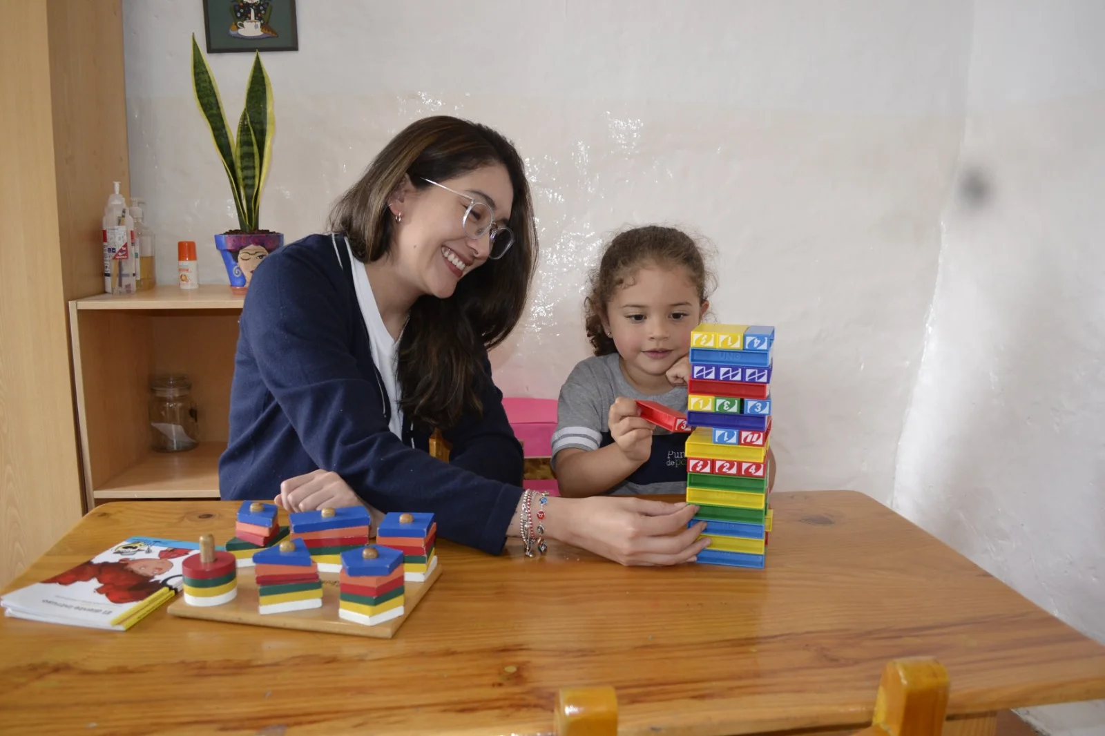 Profesional del DECE acompañando a una estudiante en una actividad lúdica