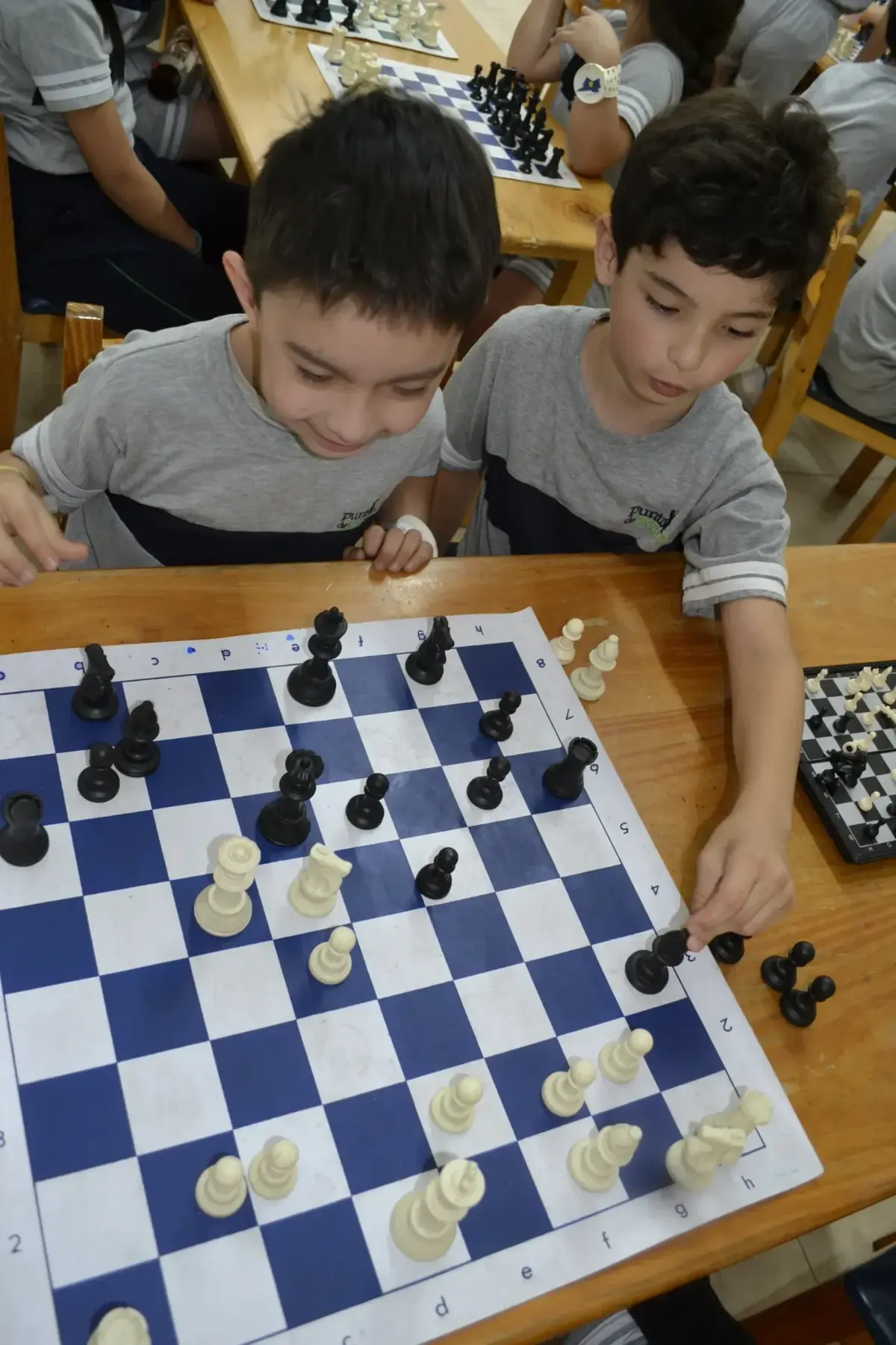 Estudiantes de Punto de Partida jugando ajedrez
