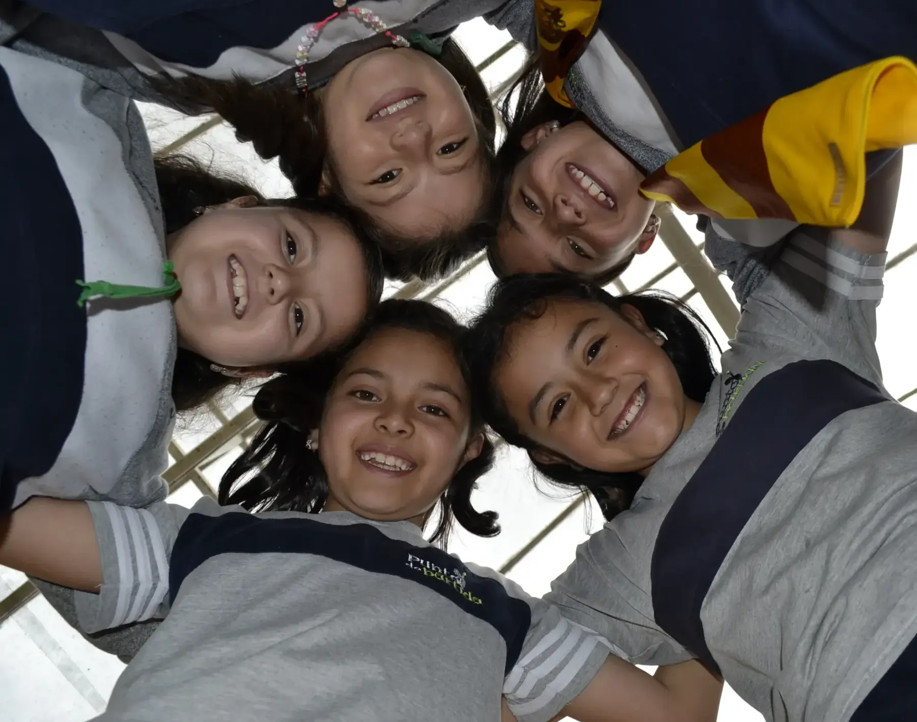 Compañeras de Punto de Partida compartiendo un momento de amistad