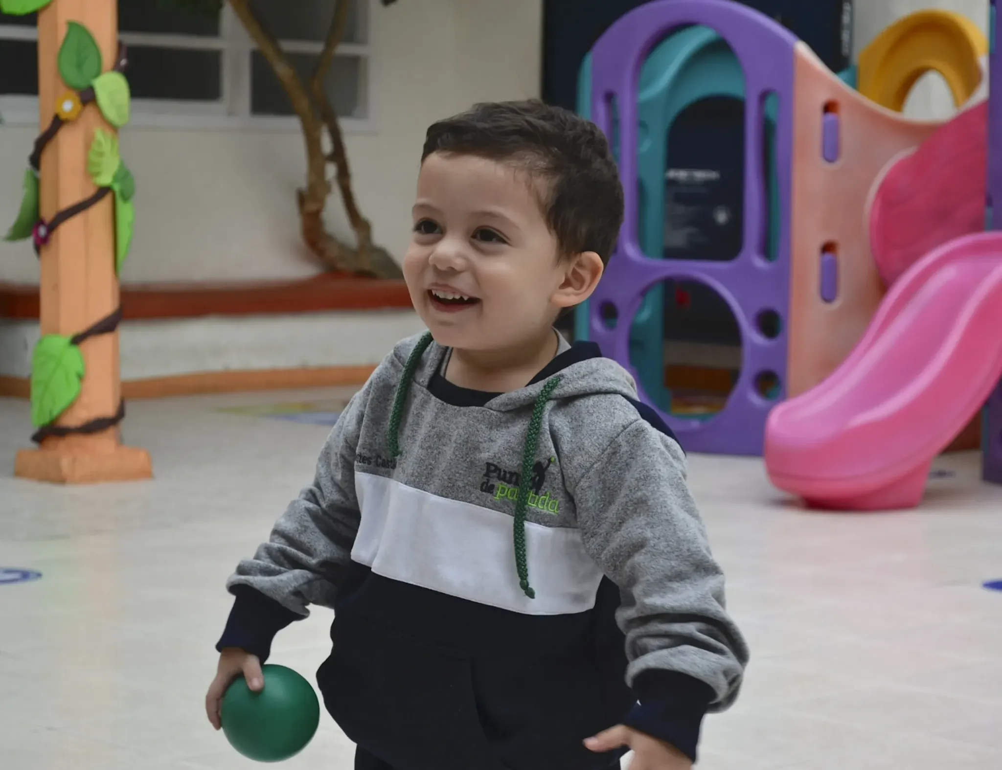 Estudiante de Punto de Partida jugando con una pelota en el aula