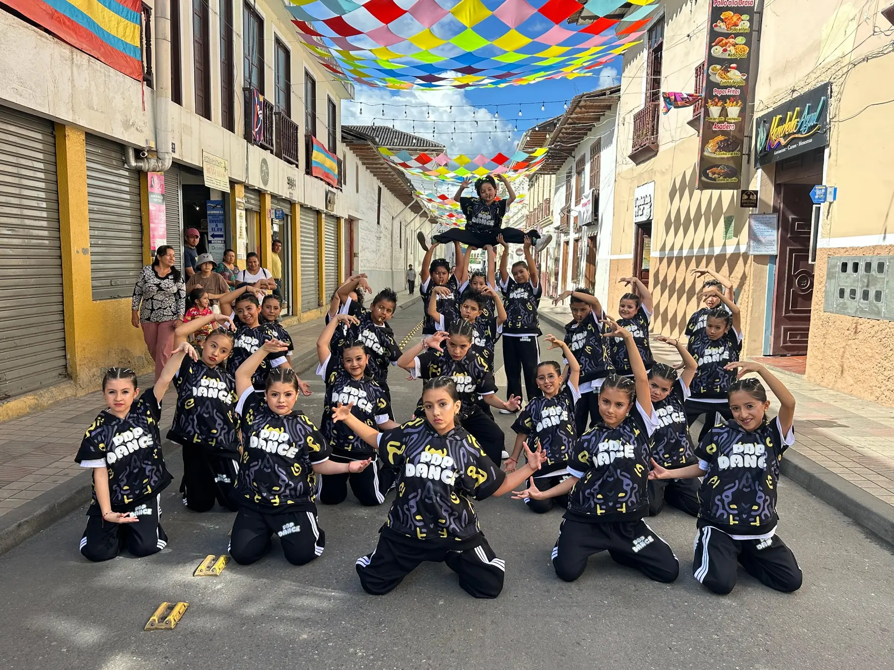 Estudiantes de PDP Dance en una presentación en Loja