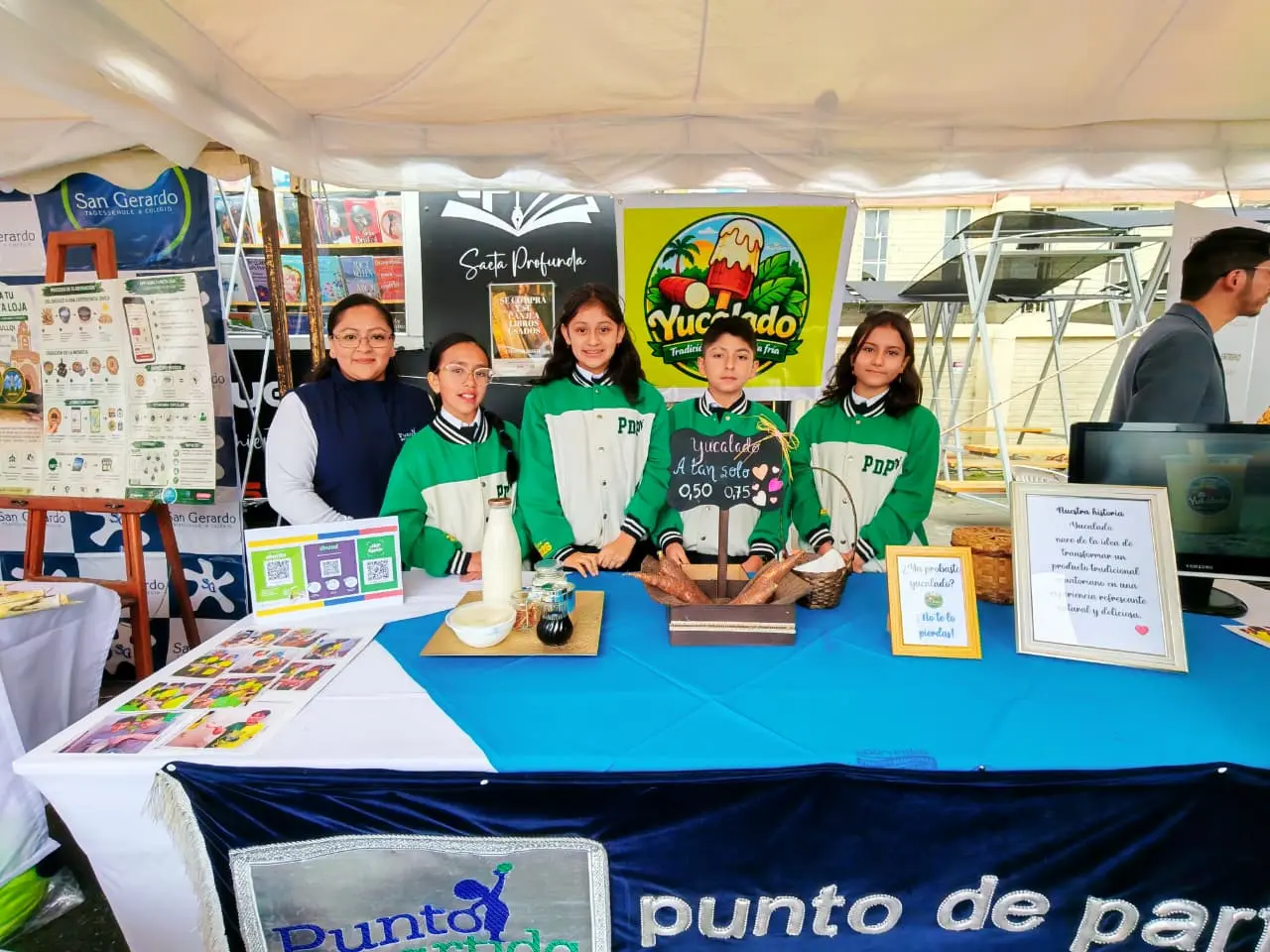 Estudiantes de Punto de Partida presentando un proyecto de emprendimiento