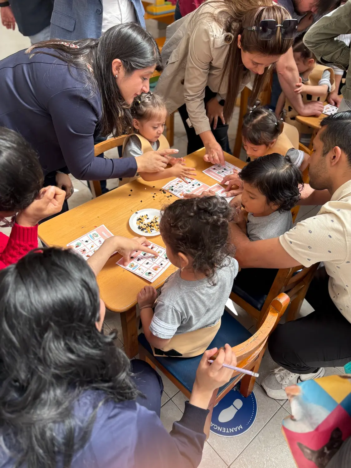Familias acompañando una experiencia de aprendizaje en Inicial