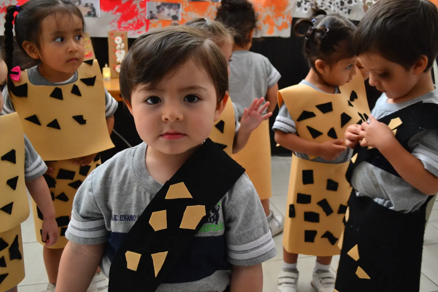 Estudiante de Inicial participando en una actividad creativa