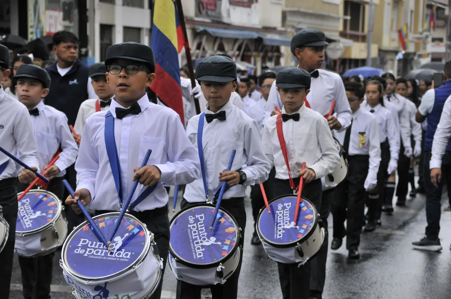 Banda cívica de Punto de Partida en un desfile estudiantil
