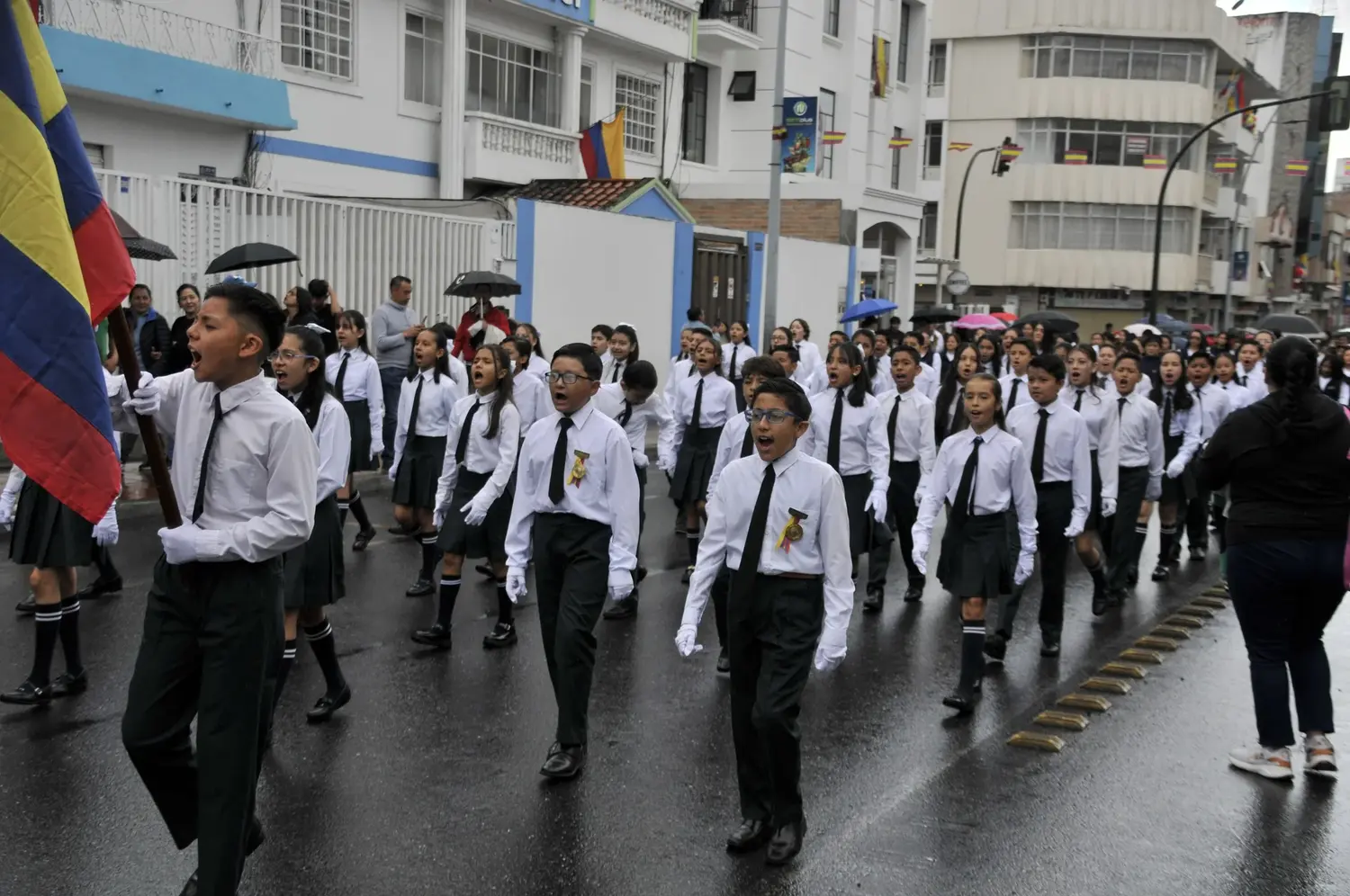 Estudiantes de Punto de Partida en desfile cívico