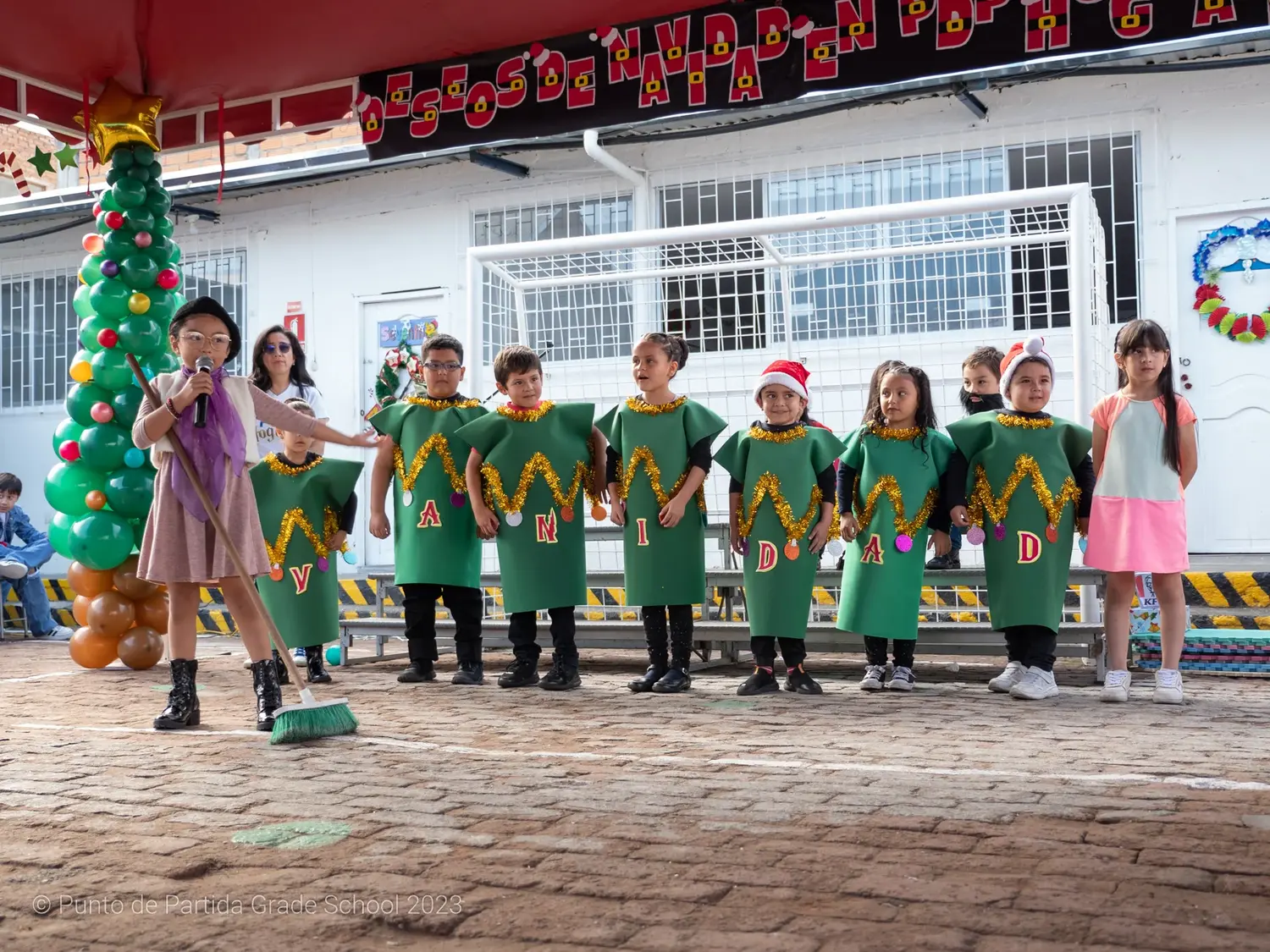 Estudiantes en el agasajo navideño PDP